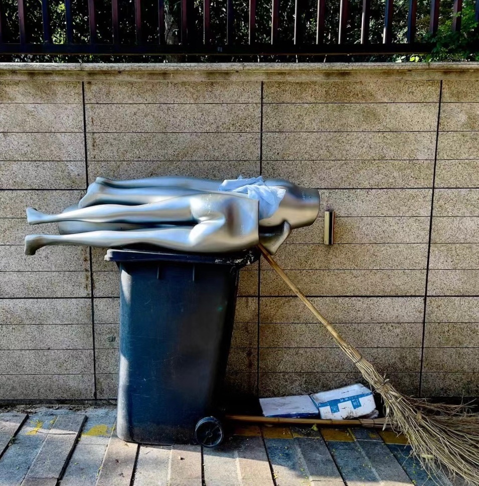 宋仁宗时期， 洪太尉打开“伏魔之殿”，放出妖魔，遂致大祸。《水浒传》楔子这个创意