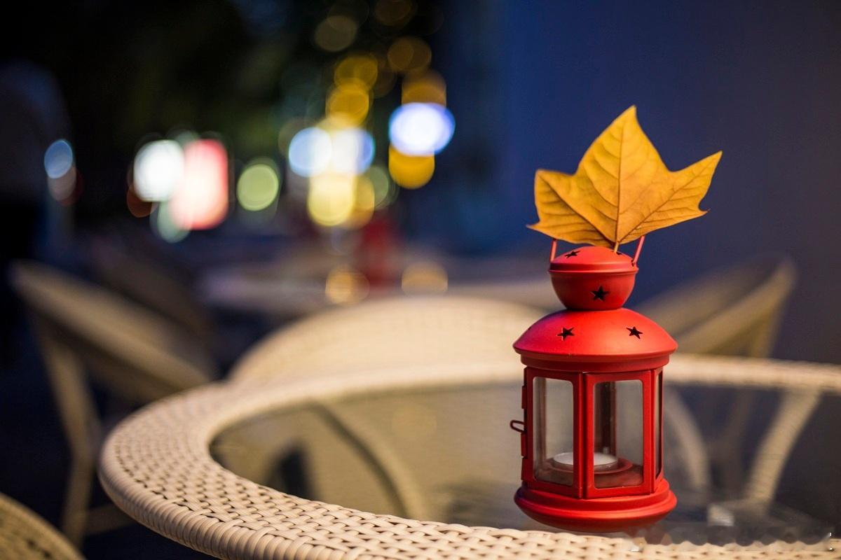 从判断成长质量角度来看，企业的核心业务毛利率应该高于行业平均水平，在业务模式可比