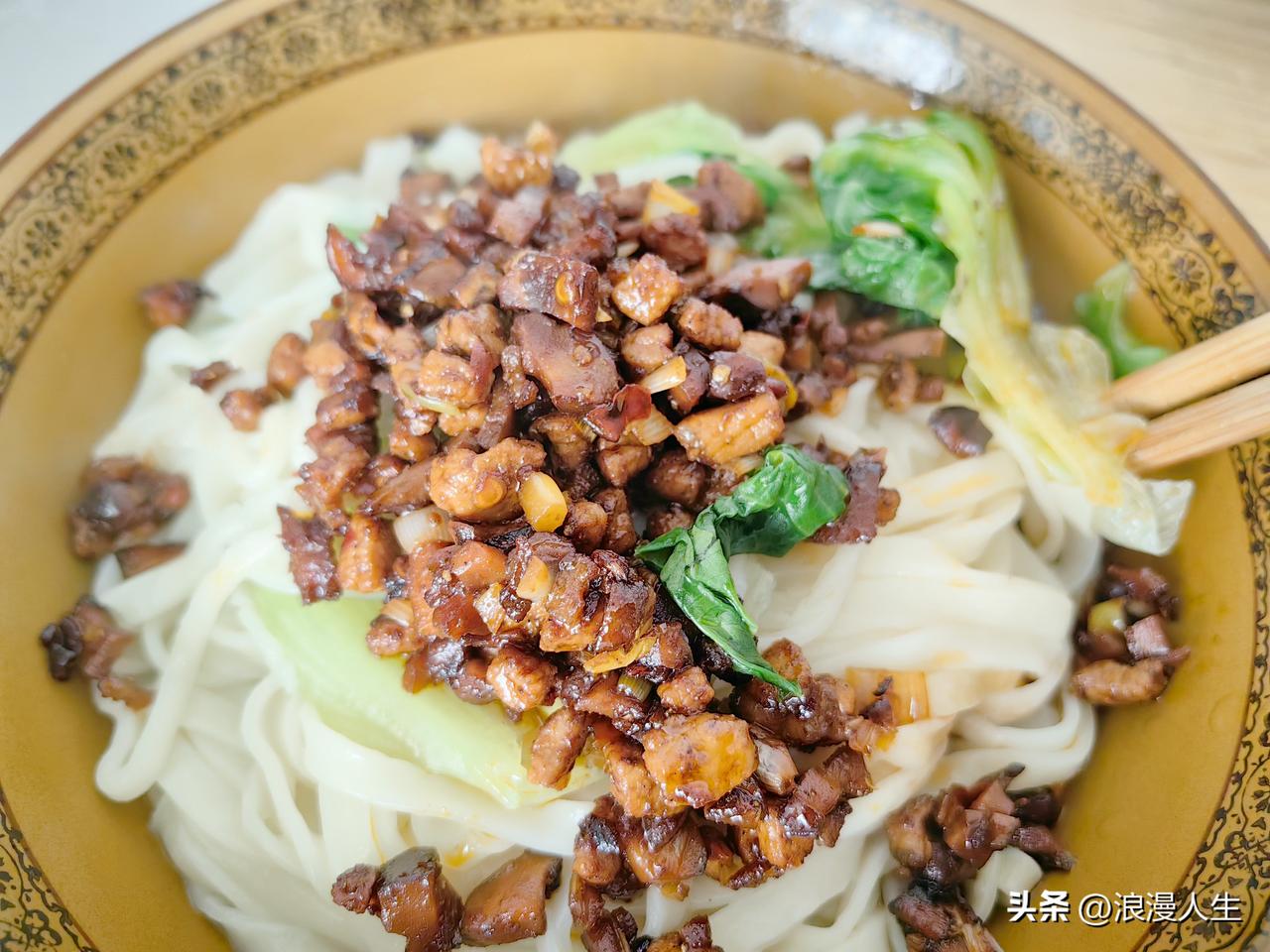 香菇炸酱臊子面。
自己动手，丰衣足食，味道真是杠杠滴，现在饮食尽量自己动手才放心