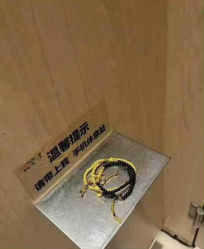 网友：这上厕所时发现的，该不该碰呢？