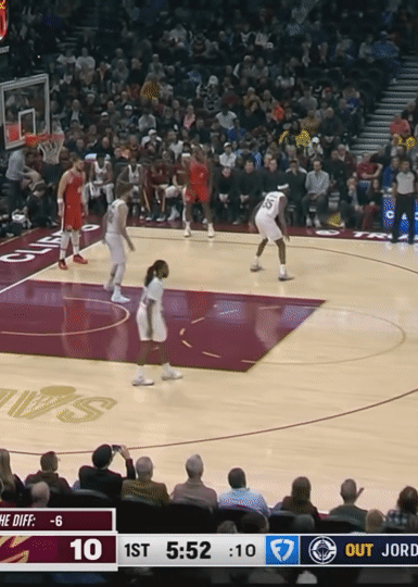 伊维察祖巴茨借助伦纳德和哈登的光环，有时候也能够在对手禁区里翻江倒海，真有种“山