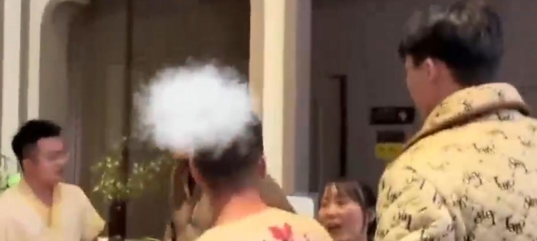 这男子，是个人物！为了打老婆，竟然闯入女澡堂去连打带骂逞淫威！
前不久，河南周口