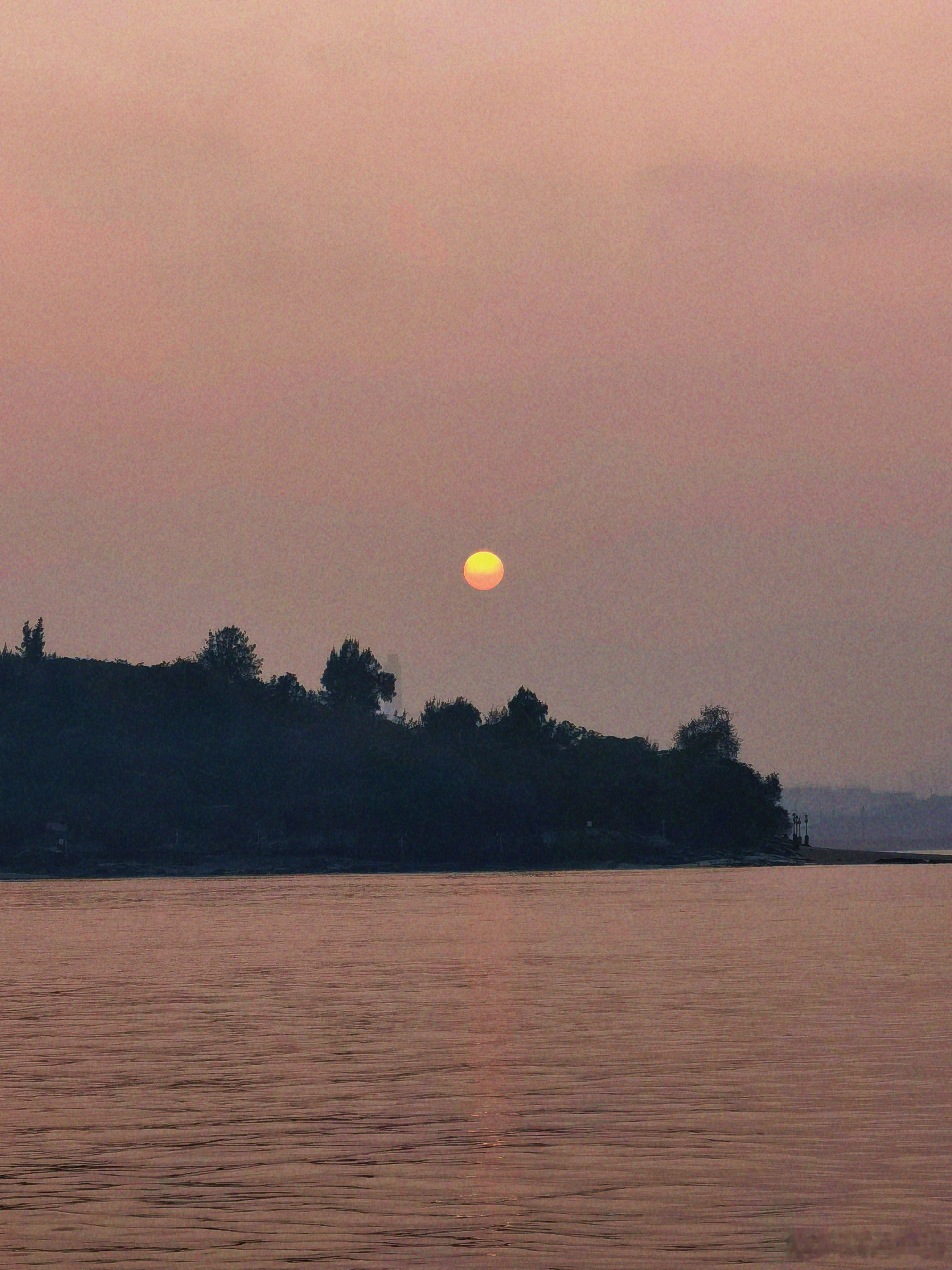 太阳的起落在告诉我们、永远会有崭新的一天。就像夕阳会落在你身上、你也会快乐一场。