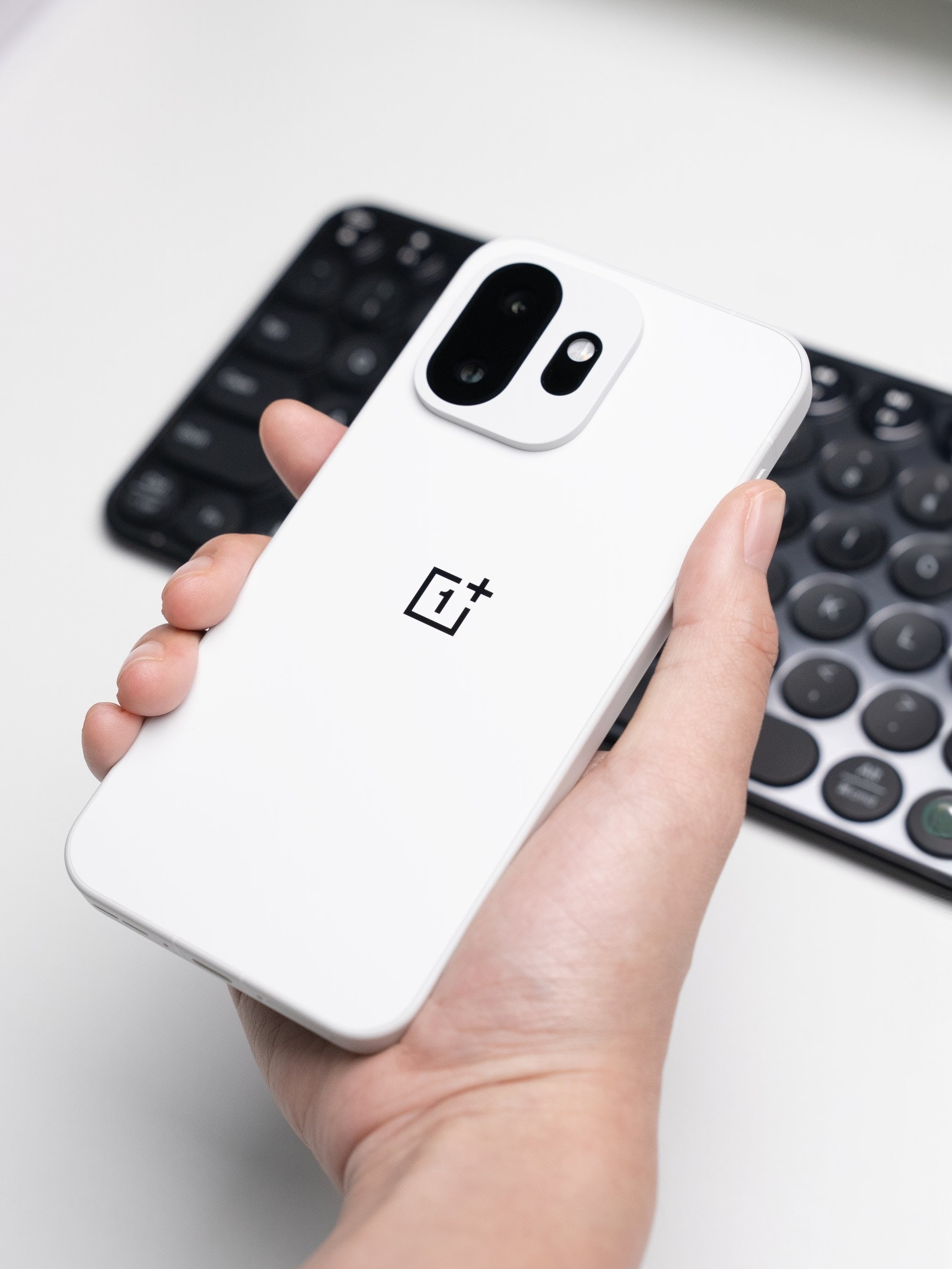 有没有人和我一样，对纯白色的手机真的毫无抵抗力啊好简洁，好干净，好纯粹，轻易就会