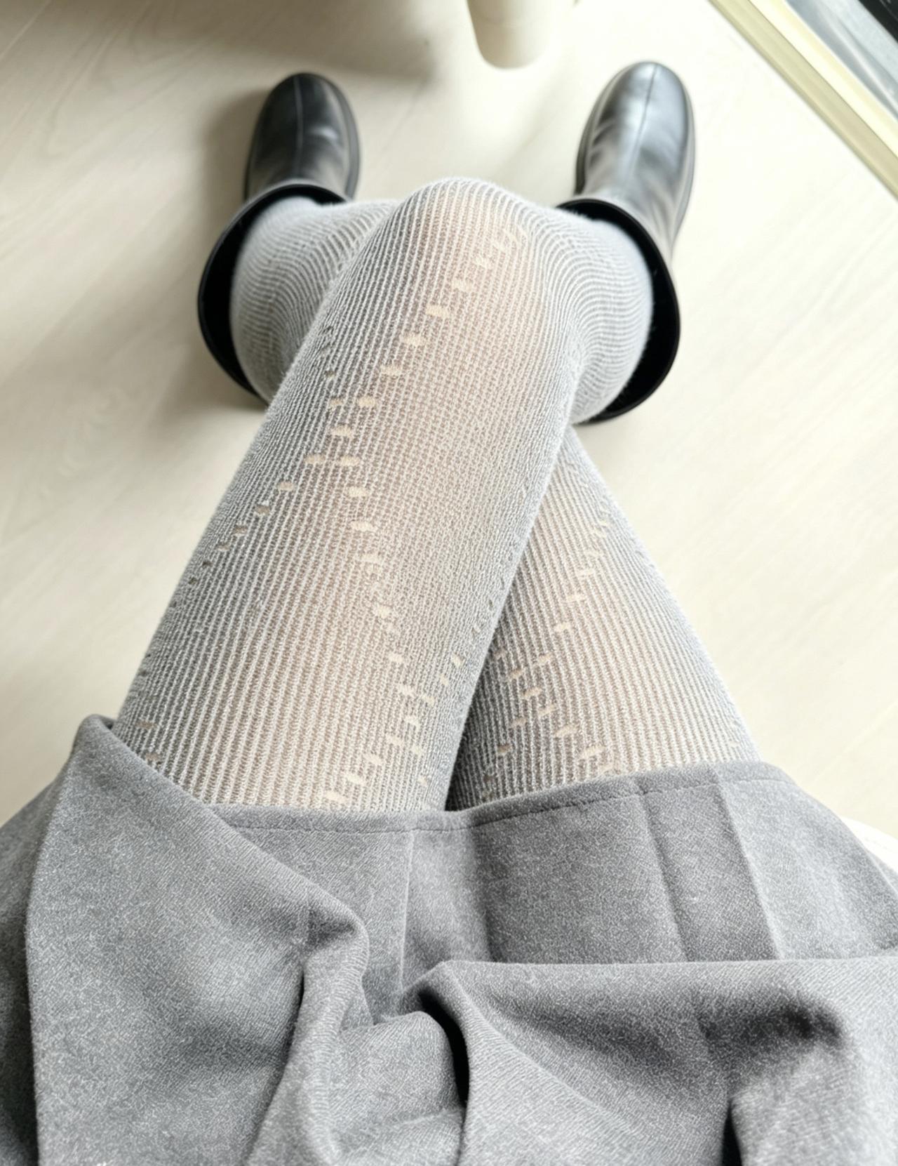 下完雨后还是比较冷的，毛呢短裙和厚裤袜都套身上了[笑哭][笑哭][笑哭]