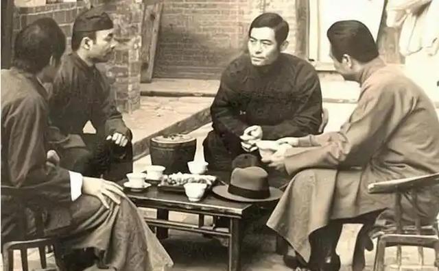 1942年，地下党员赵兴兰被捕。一个伪军给他送饭时，突然敲了敲碗底，还说要救他出