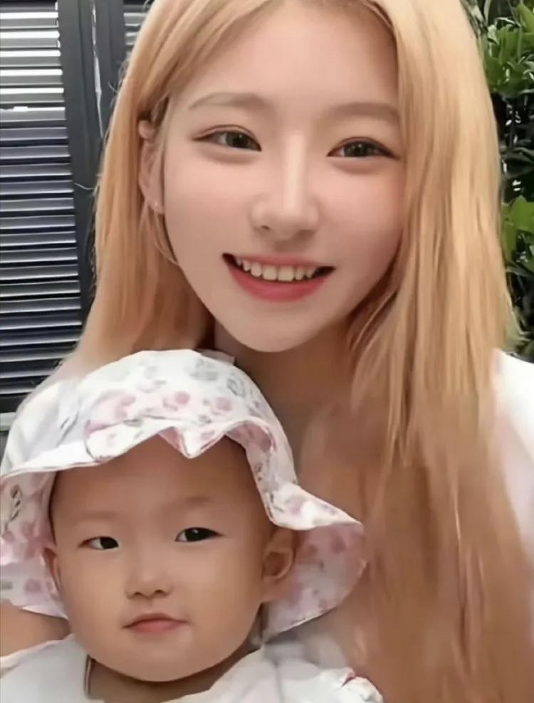 黄一鸣这两年的经历，掰开了看，就像一场醒得太晚的梦。
 
她最大的错，从来不是爱