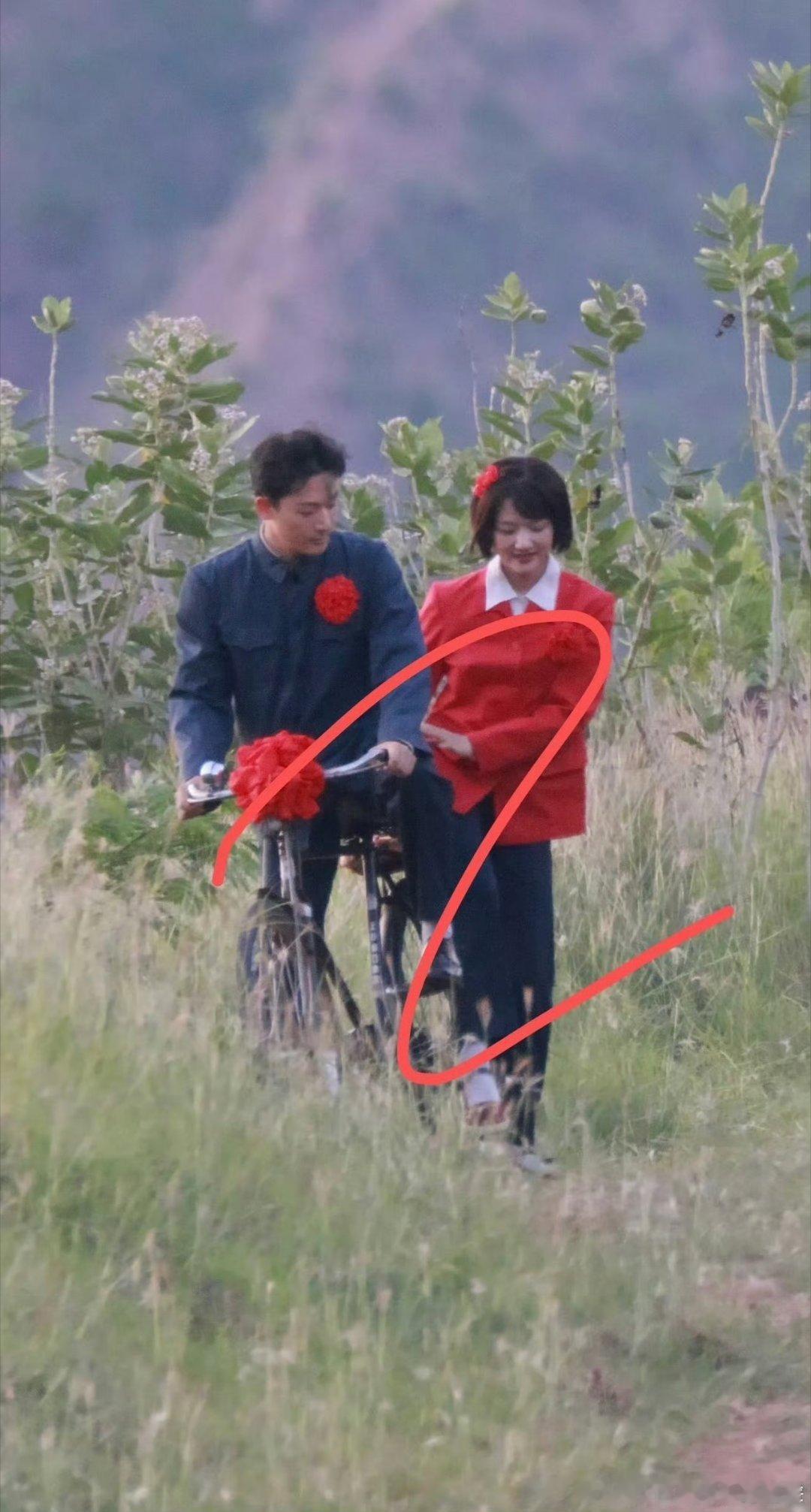 张晚意任敏柿柿如意新婚路透张晚意任敏《柿柿如意》新婚造型路透来了，好有年代感的造