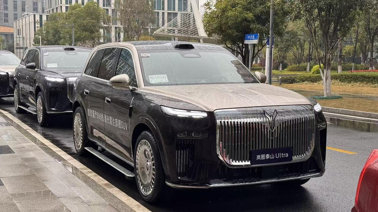 目前最顶配版本的岚图泰山Ultra
全车有四颗激光雷达
华为刚发布的896线激光