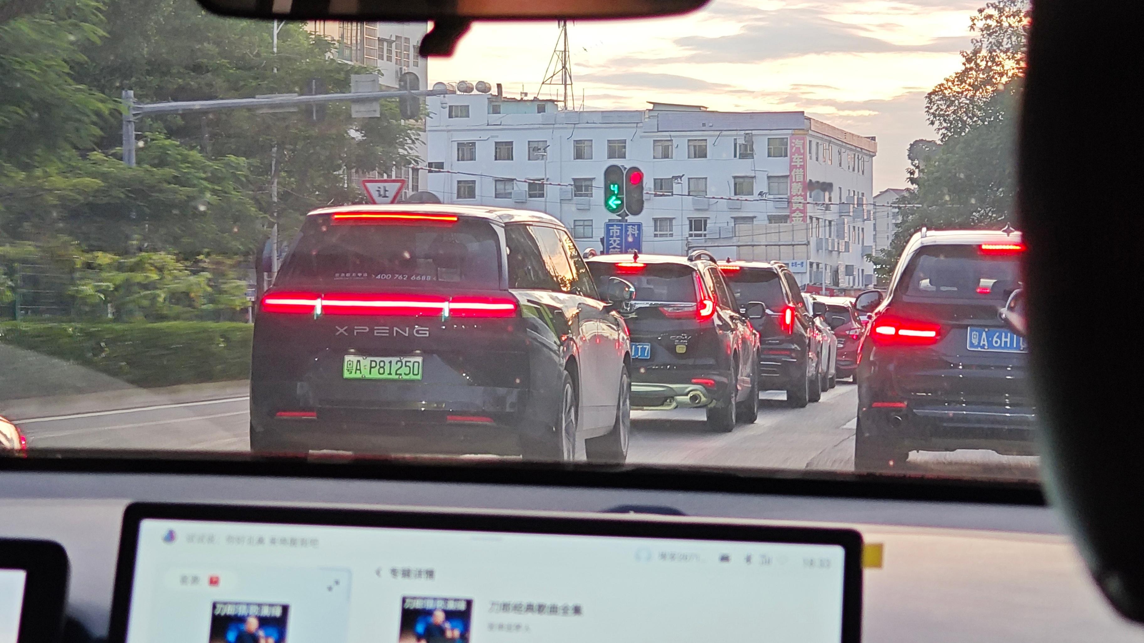 刚发出去乘坐体验，抬头一辆robotaxi就和我擦肩而过了……这个外观真的很有辨