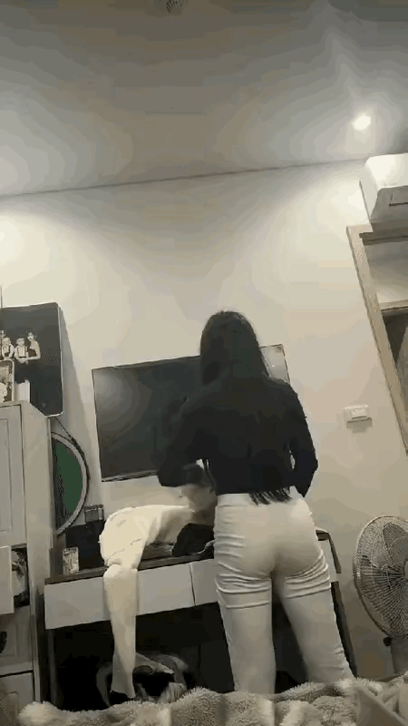 老婆下了班回到家整理衣物，见到老公就是板着个脸说话，难道夫妻在一起生活久了都是这