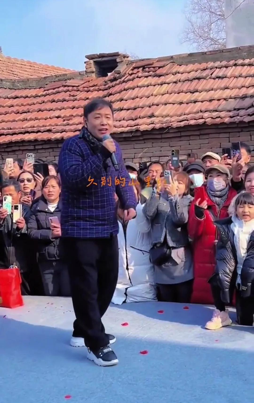 好久不见，祁隆现身家乡，为父老乡亲倾情献唱！

祁隆出生于山东省菏泽，本次献唱的