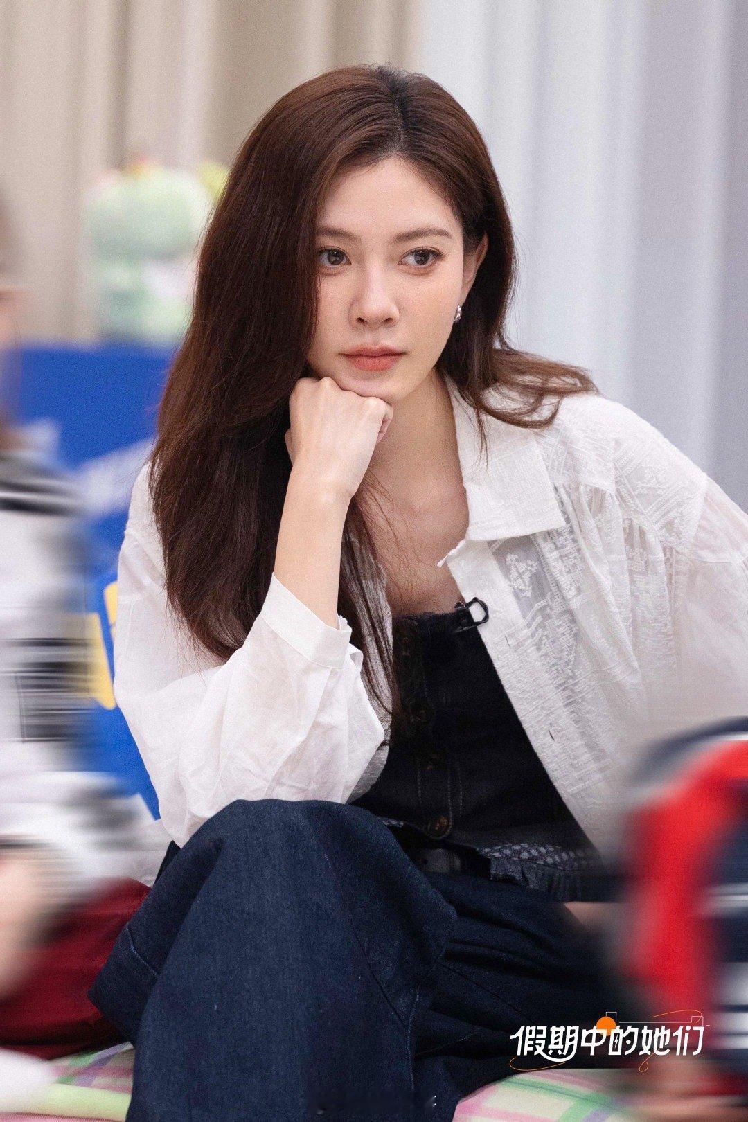 宋妍霏这么长的腿也踢不到球 天呐！宋妍霏长腿踢球踢空，这反差萌绝了！她踢空后的反