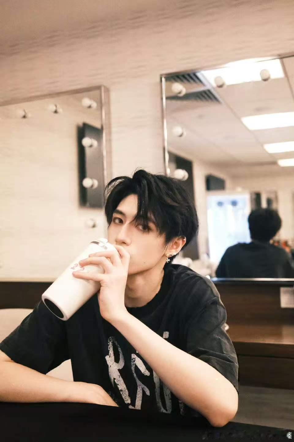 朱志鑫睡前分享一点告白朱志鑫睡前分享一点告白啊啊啊啊 朱志鑫头发塌了黑眼圈出来了