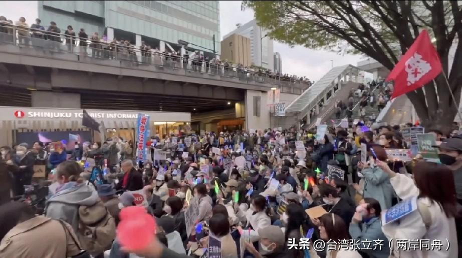惊呼呀……，近日日本政坛上演“民意反转”大戏：东京新宿等十余城爆发万人集会，民众