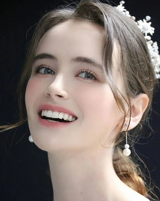 现实中好看的人其实很少不得不说，现实里真正称得上好看的人真的太少了！大多是五官平