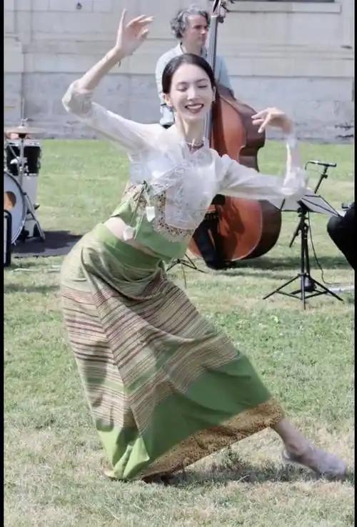 金晨一跳舞便如神祇降临，身姿轻盈似蝶，眼神灵动如星。19岁凭傣族舞《花儿》斩获“