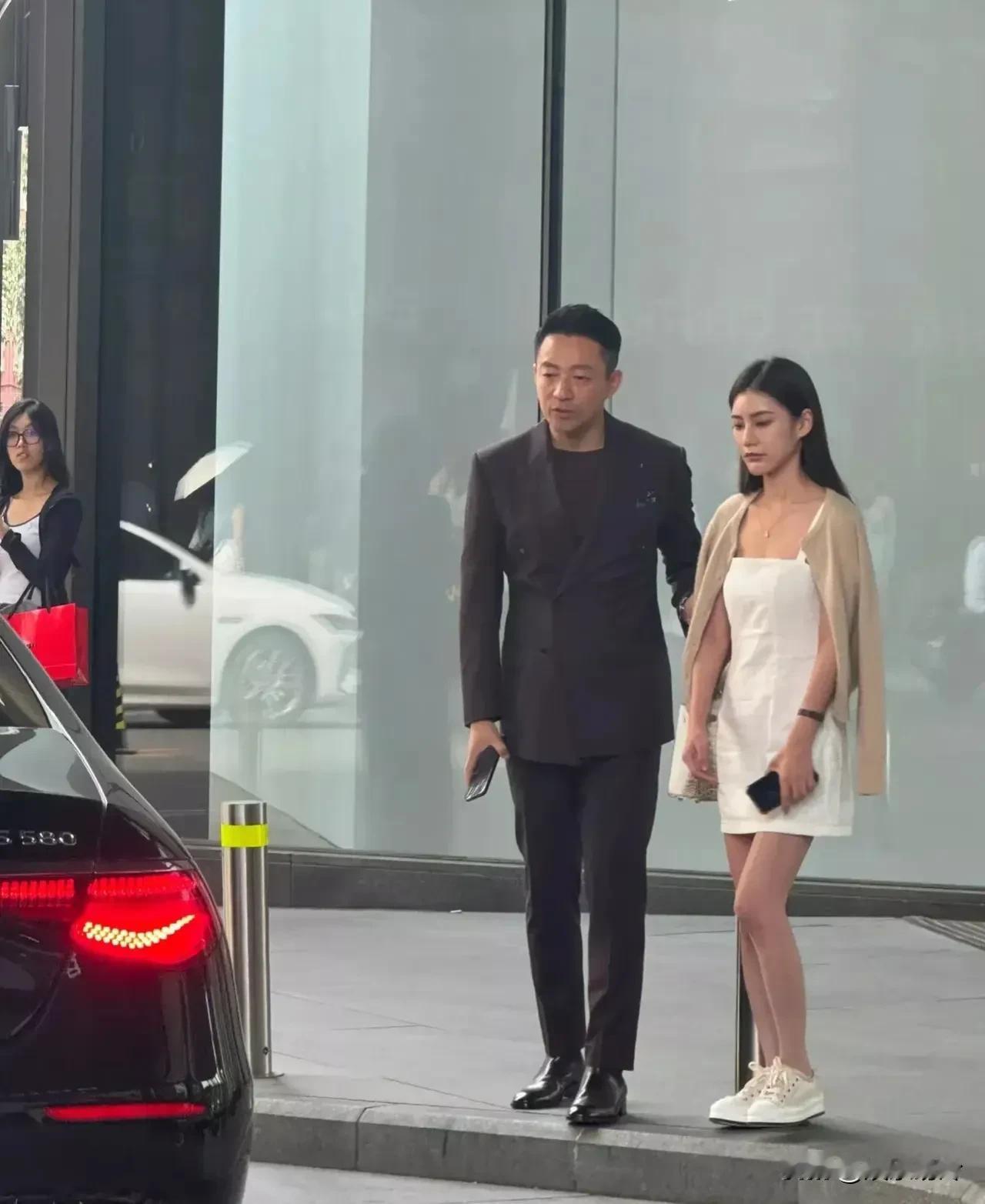 汪小菲送未婚妻120万的包包，他怎么这么不把钱当回事，他就从来没想过，120万这