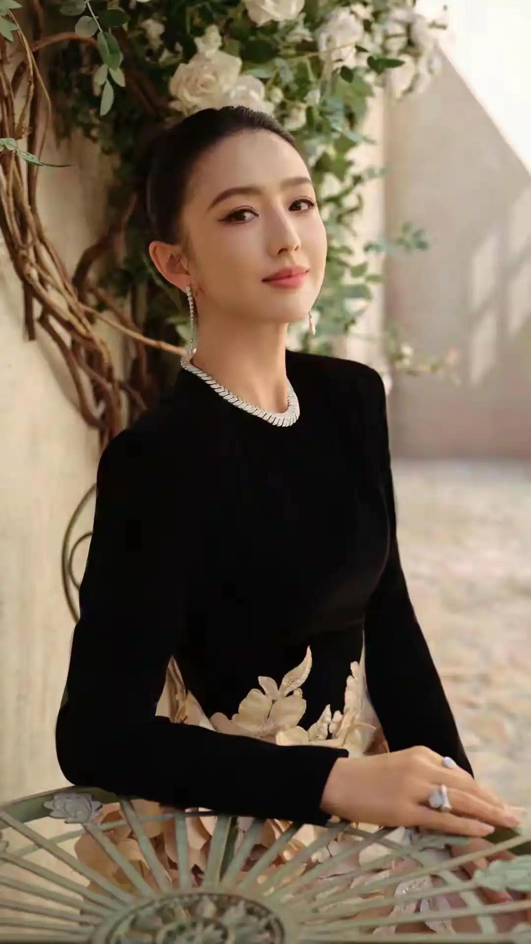 优雅黑裙，闪耀珠宝，花丛中的迷人瞬间分享一张相册里随手拍的天空 为什么功夫片总能
