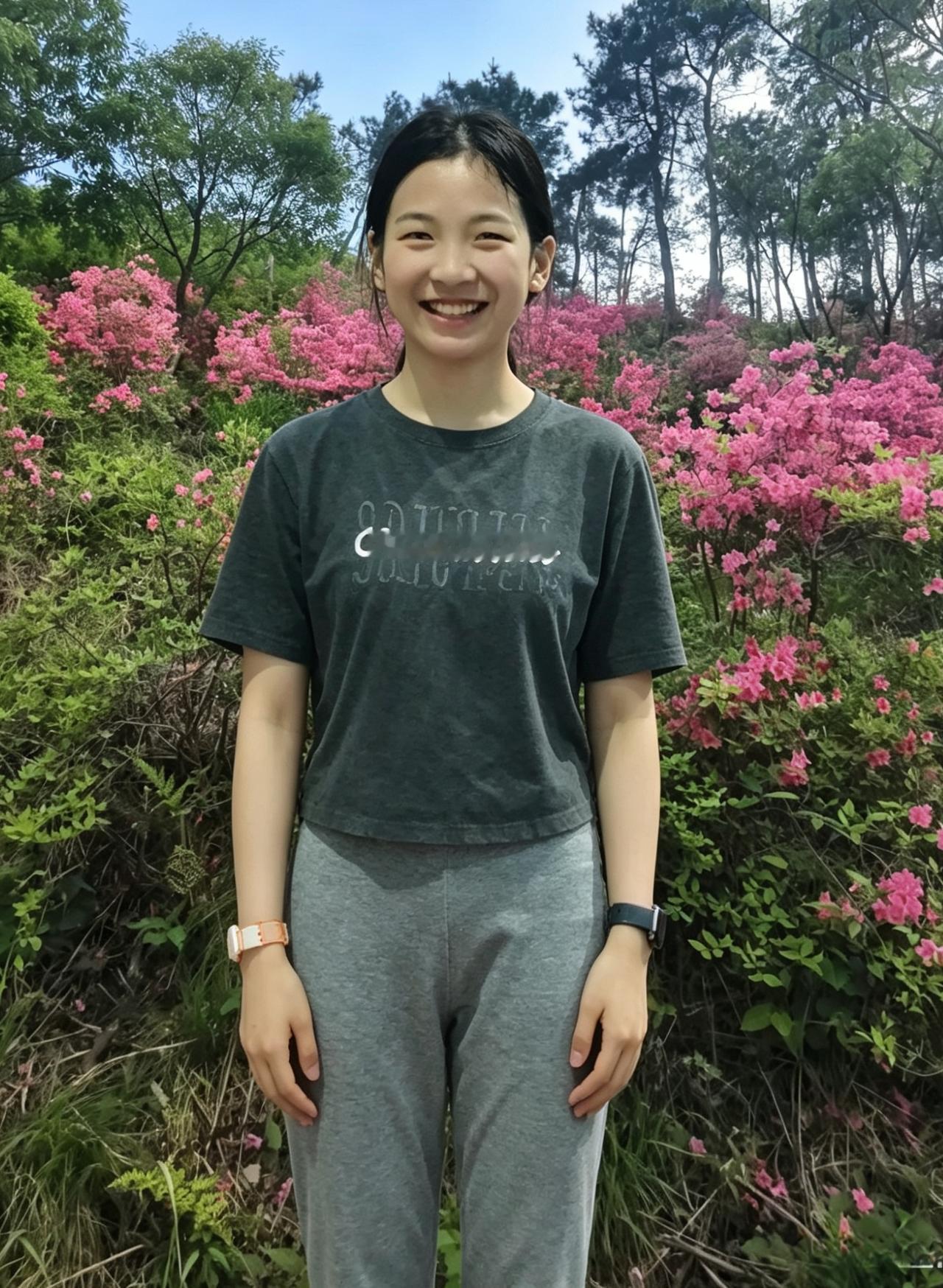 漫山的粉，是春天写的诗
你站在诗的扉页
风穿过花枝
把你的影子，揉进流动的光里