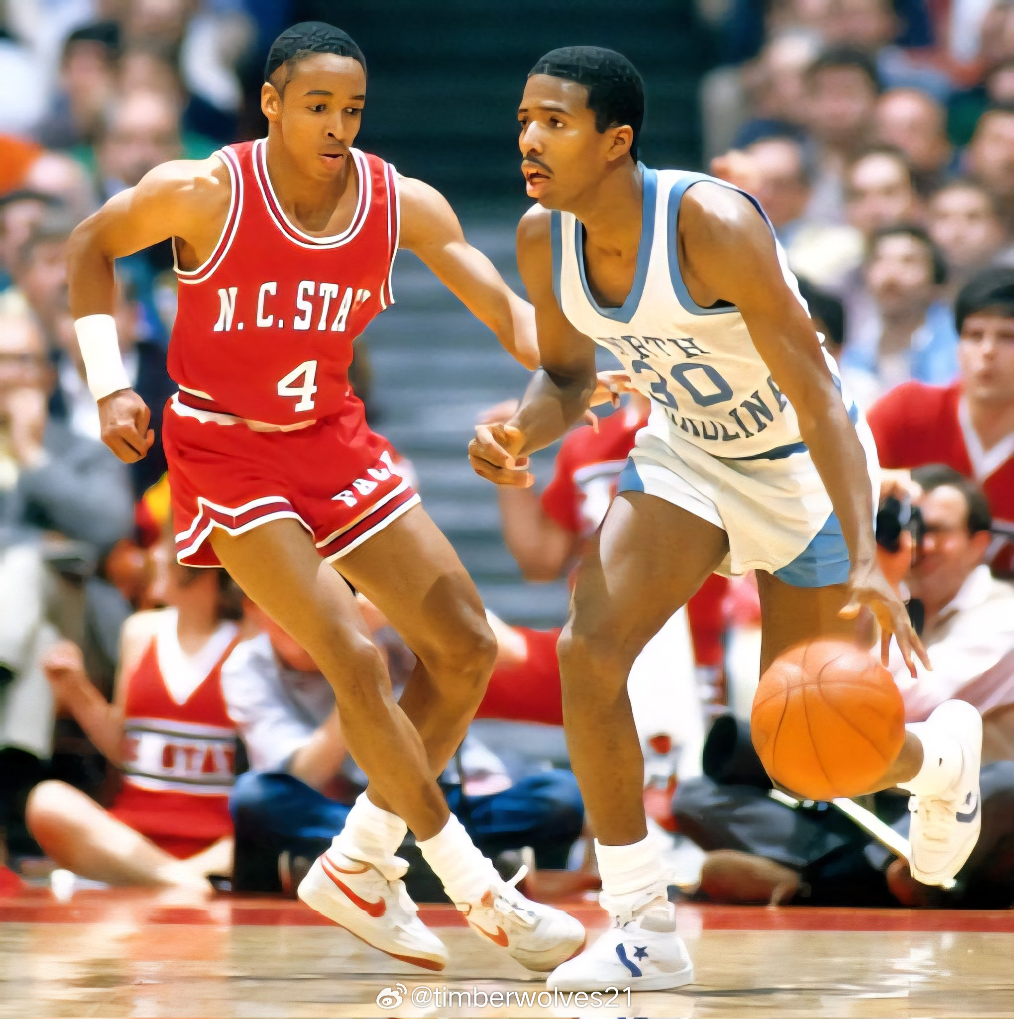 20 世纪 80 年代，卡罗莱纳大学的肯尼·史密斯对阵北卡罗来纳州立大学的斯普德