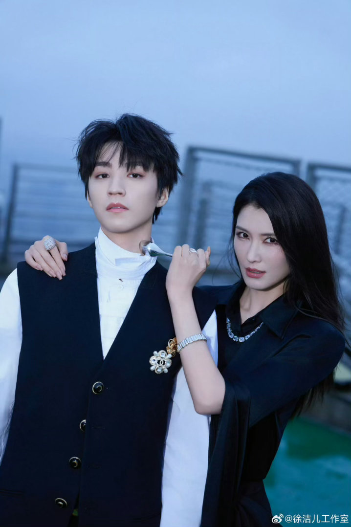 徐洁儿王俊凯天台大片王俊凯徐洁儿复刻重生之门名场面 天台、黑伞、黑西装，这组大片