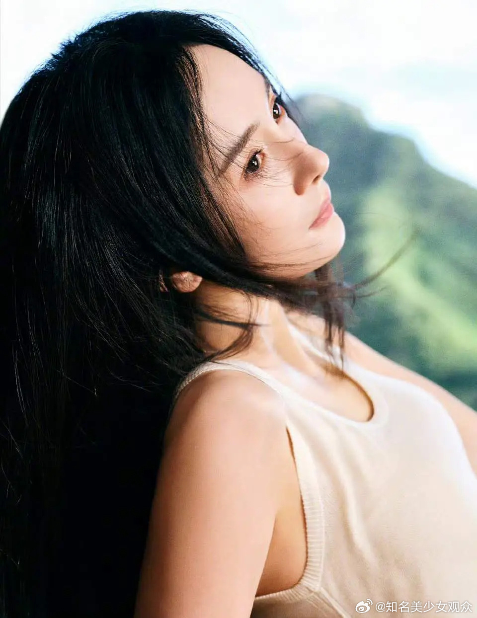杨幂生日写真第二组🎂大道至简。妆容干干净净的显得好高级，故事感好强，拍部文艺片
