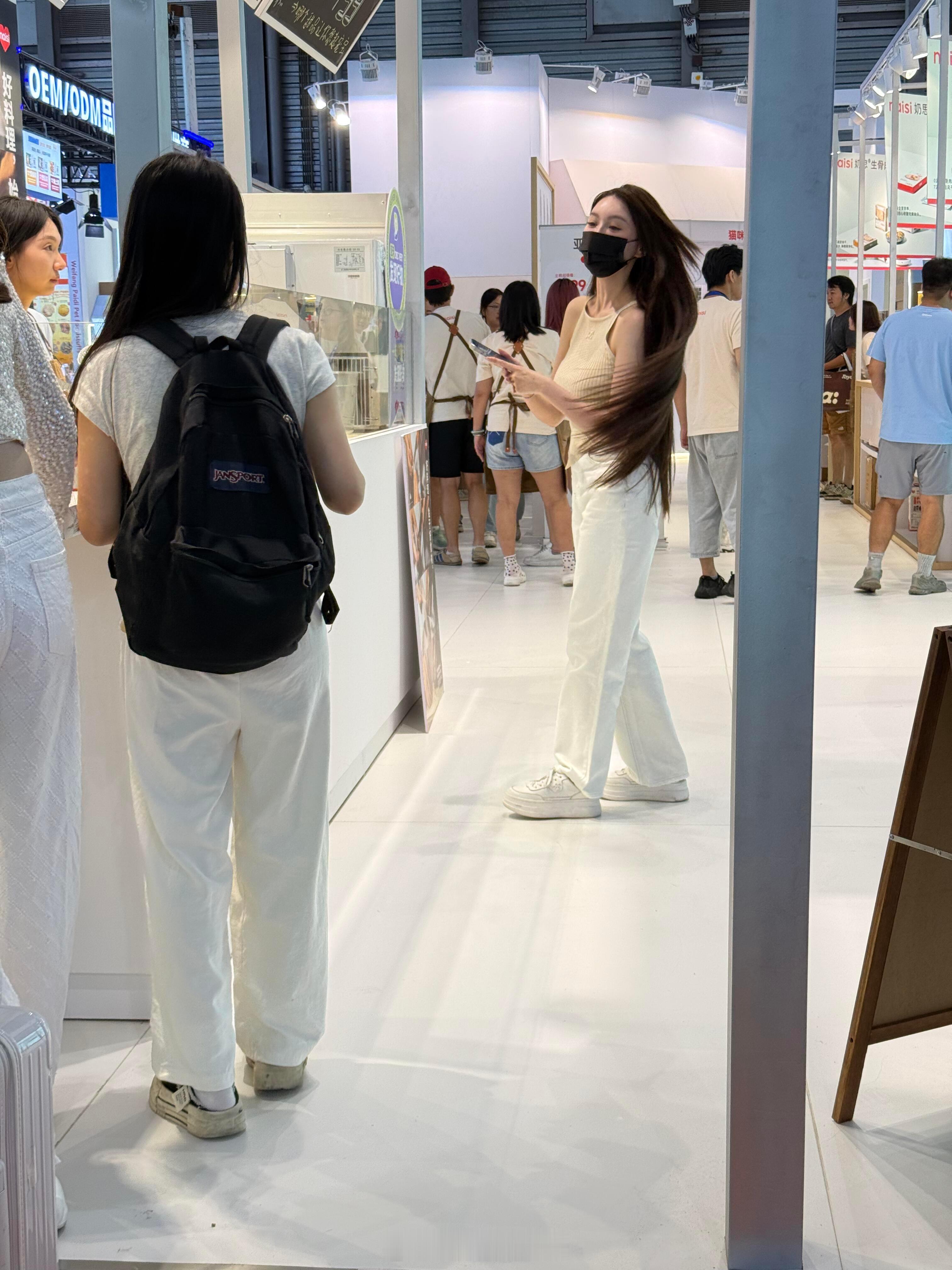 宠物展偶遇叶珂叶珂产后身材状态 宠物展偶遇叶珂，产后身材状态真好 ​​​
