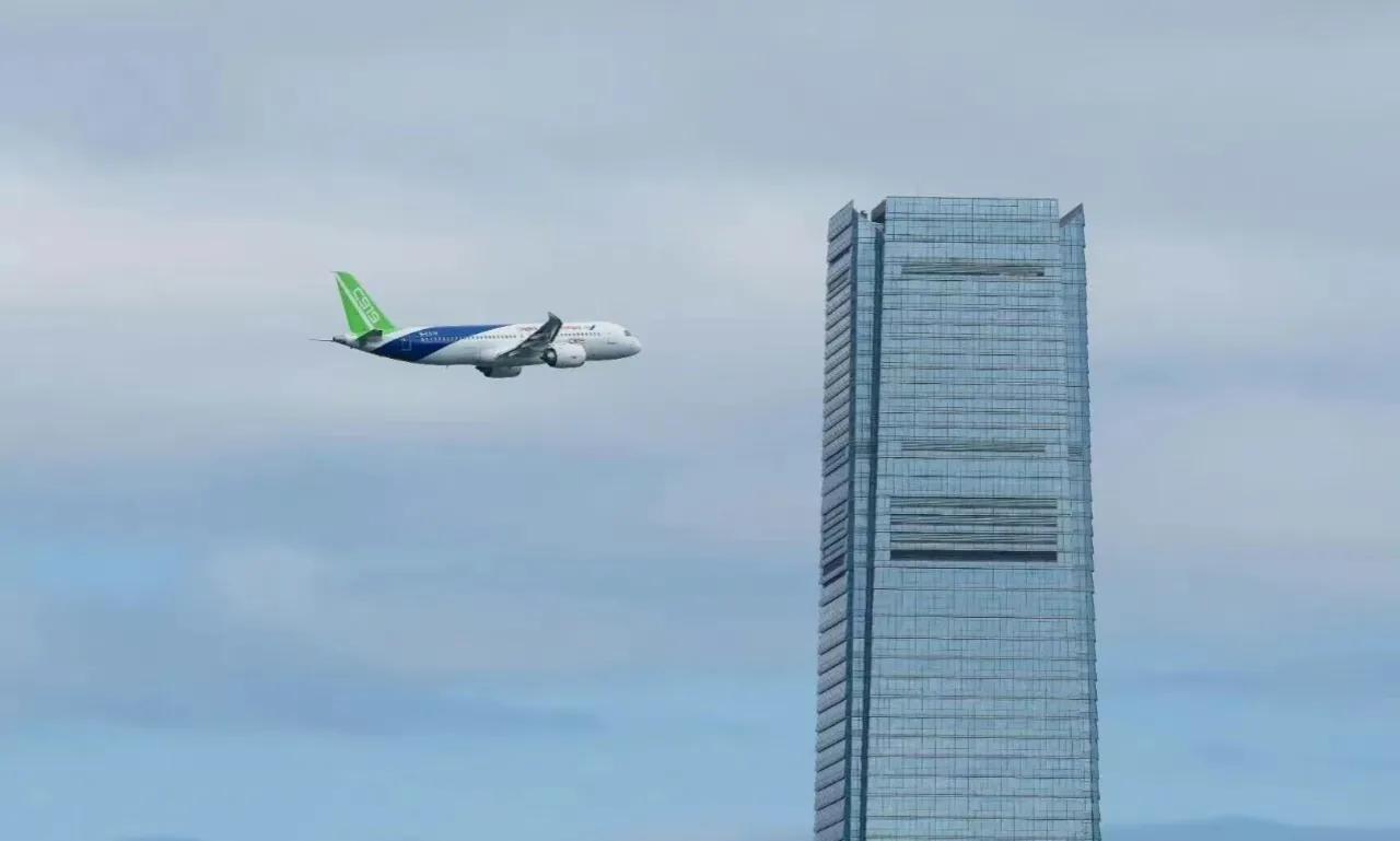 昨天看了C919客机绕着香港岛飞，我的心里有这么一个想法，东方航空能否将C919