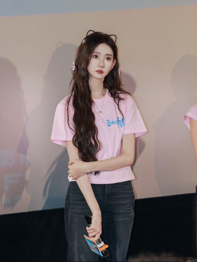 张艺凡手语回应听障观众 张艺凡回应完，那位观众激动地比划了一串。张艺凡看得很认真