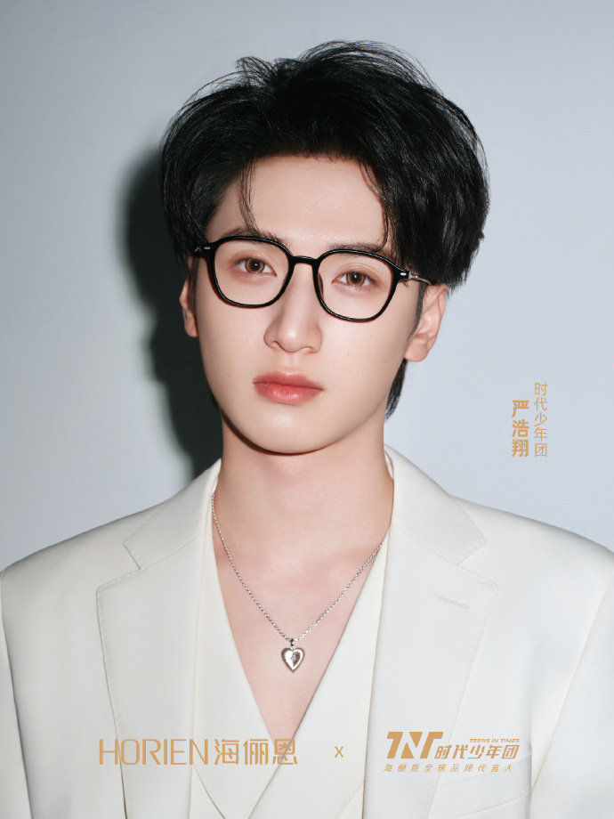 严浩翔黑框眼镜VS无框眼镜 严浩翔白西装银丝眼镜高智味 严浩翔白西装银丝眼镜高智