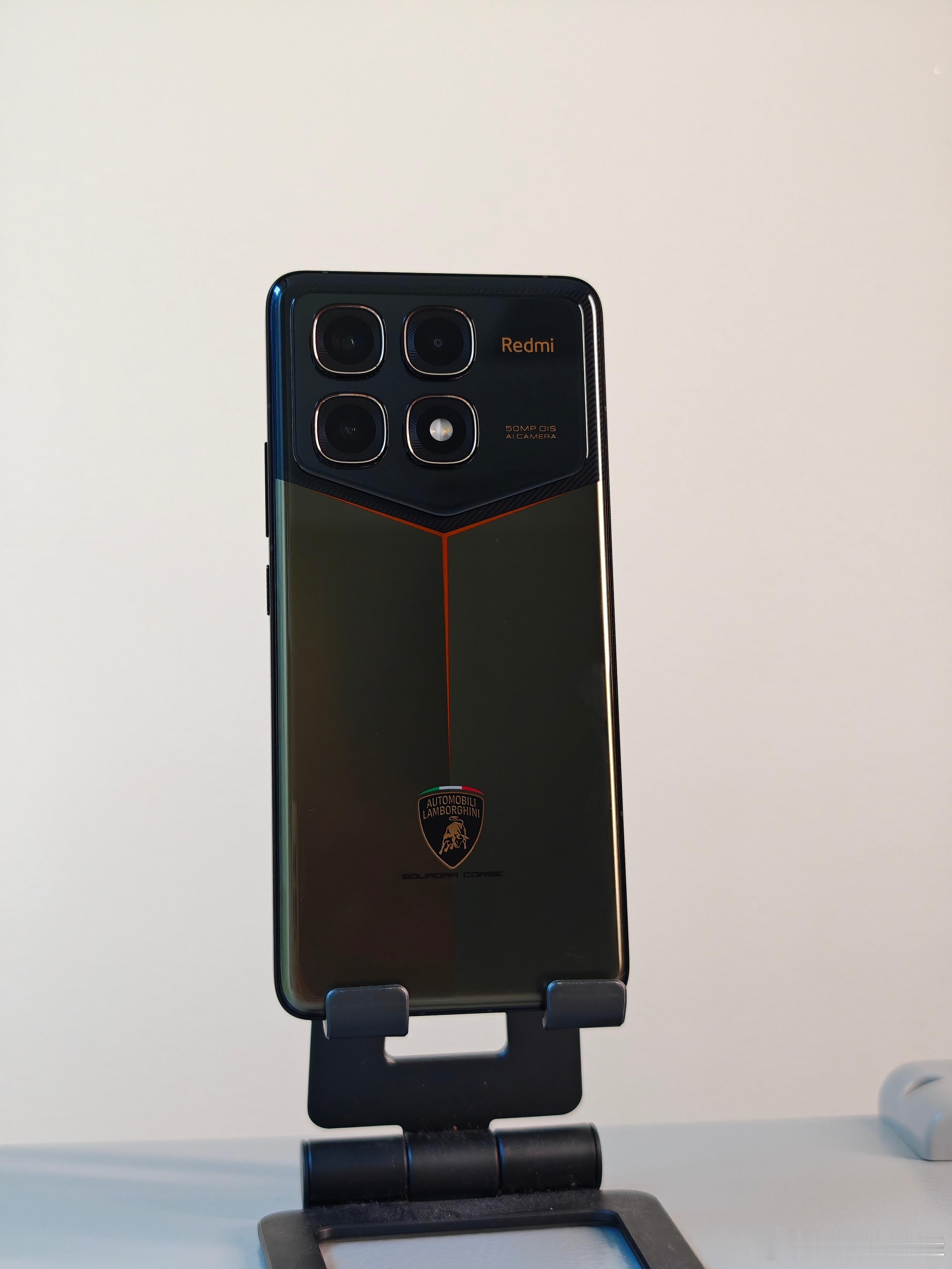 Redmi K70至尊冠军版真机，和兰博基尼汽车 SQUADRA CORSE 赛