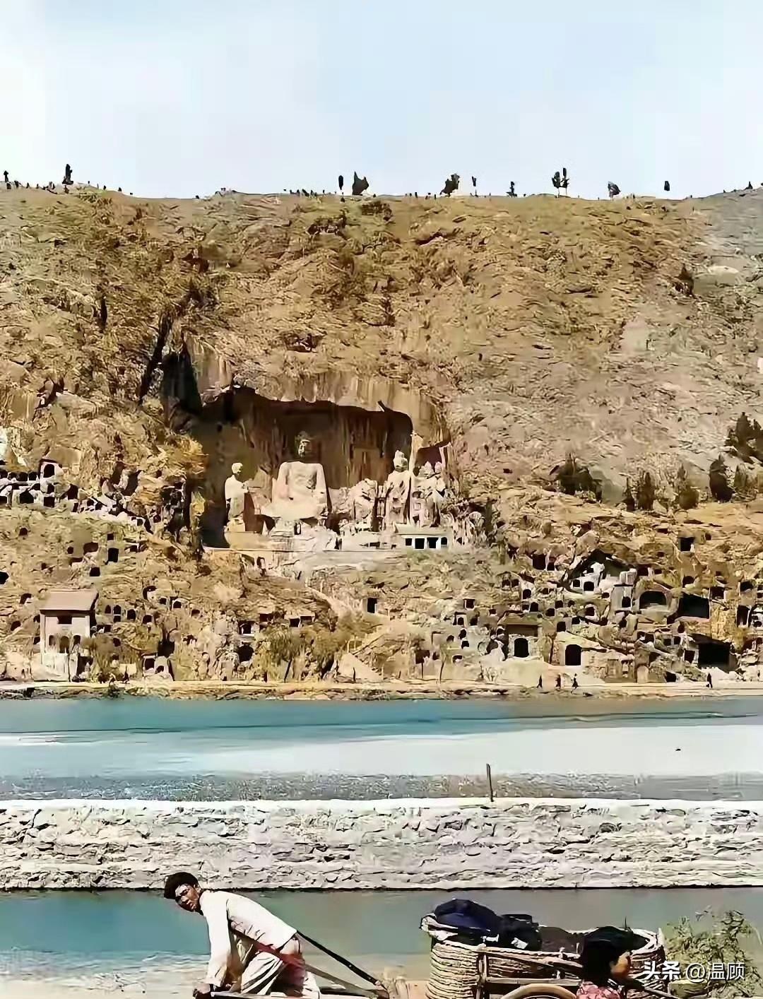翻到两张龙门石窟的照片，突然有点破防。
1960年的它，嵌在光秃秃的崖壁里，伊河