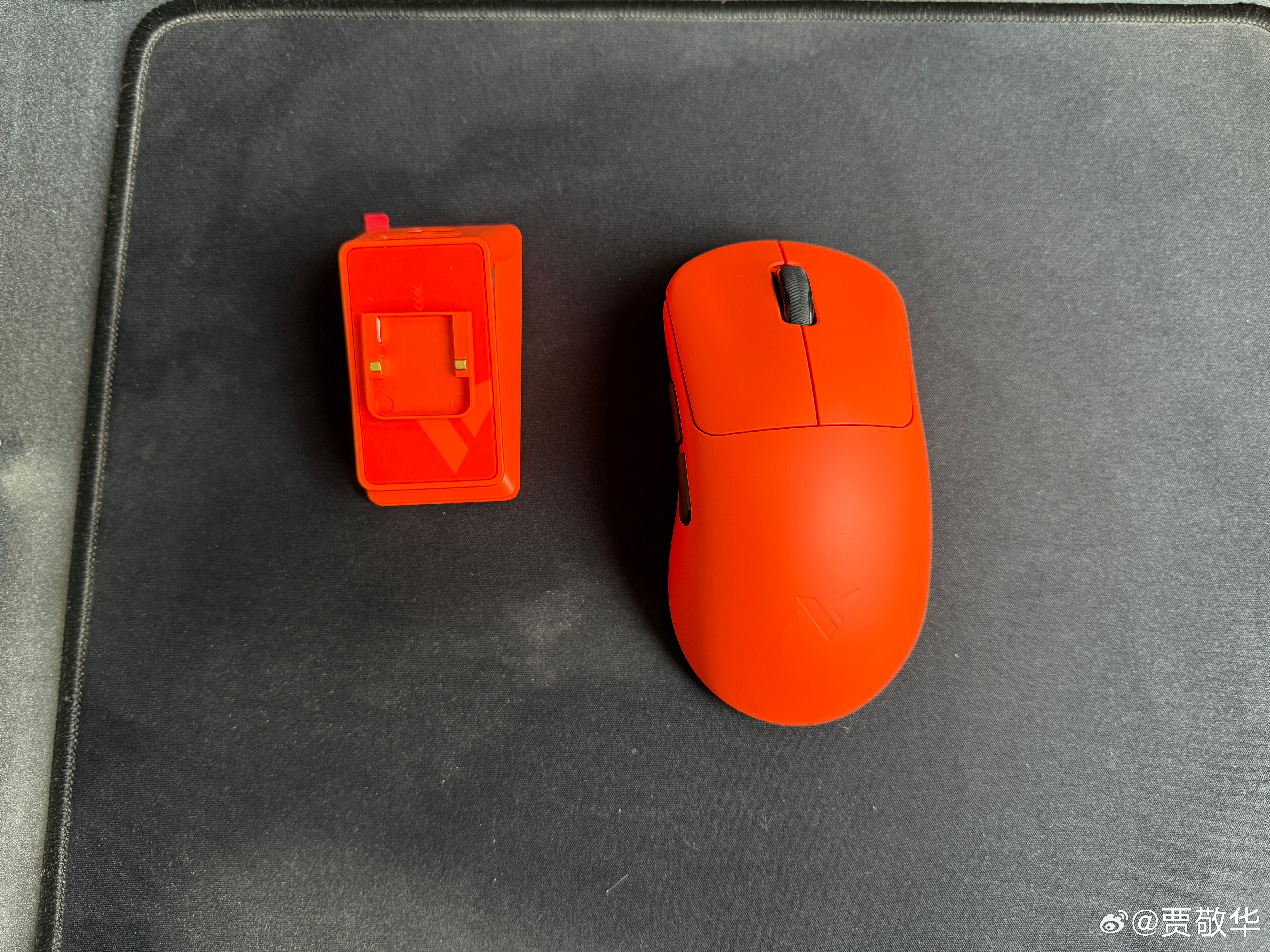 刚换了一个鼠标，这橙色的配色太好看了。可惜，这鼠标跟我的鼠标垫颜色不太搭，改天再