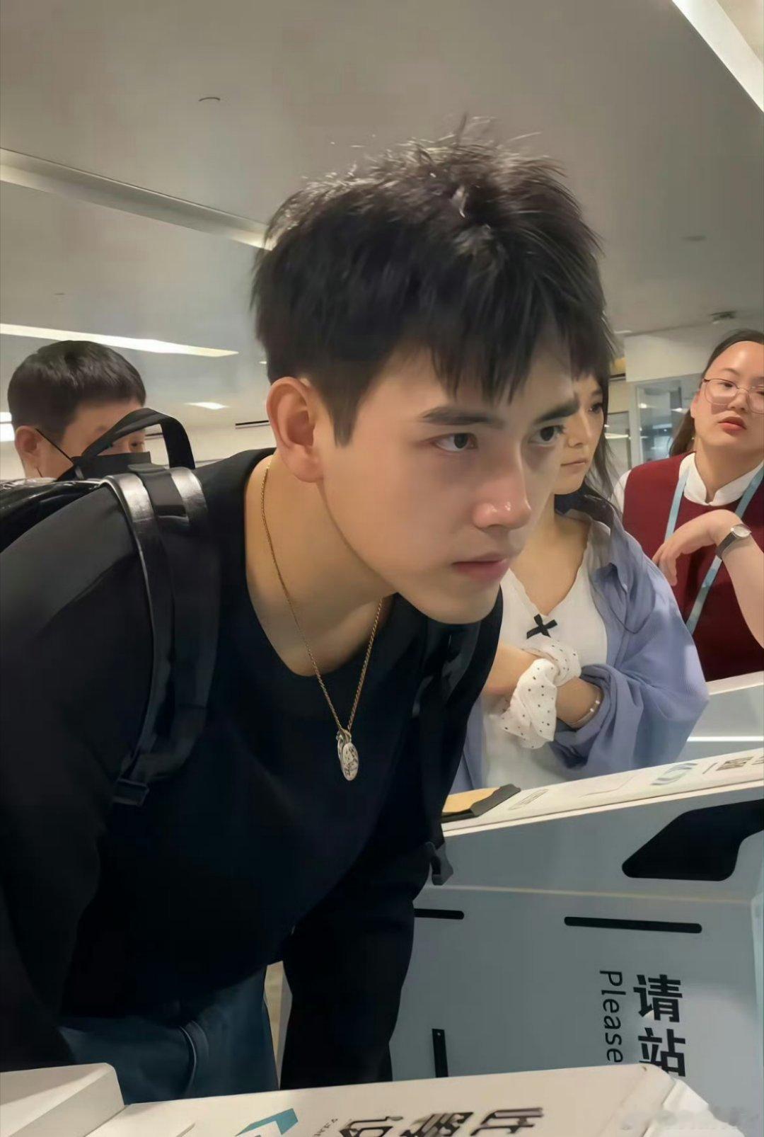 陈飞宇素颜帅成啥样了 阿瑟颜值一直很顶，清纯小奶狗既视感[笑而不语] ​​​