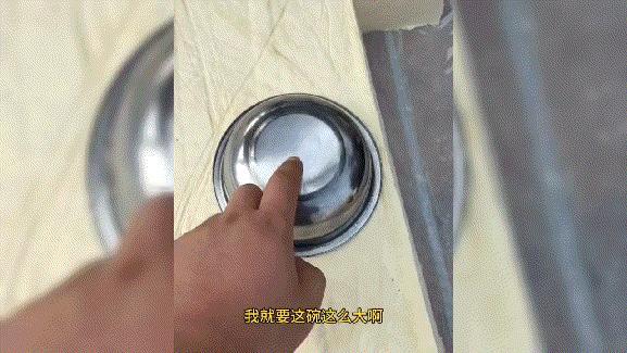 网友:这老头比那些卖切糕的狠多了啊！