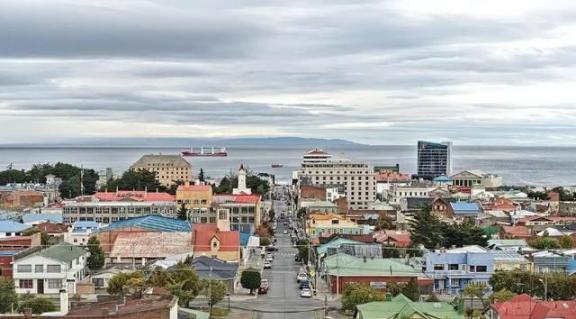 俄罗斯现在最大的痛苦，就是不舍得放弃远东联邦区，远东联邦区只有600多万人口，不