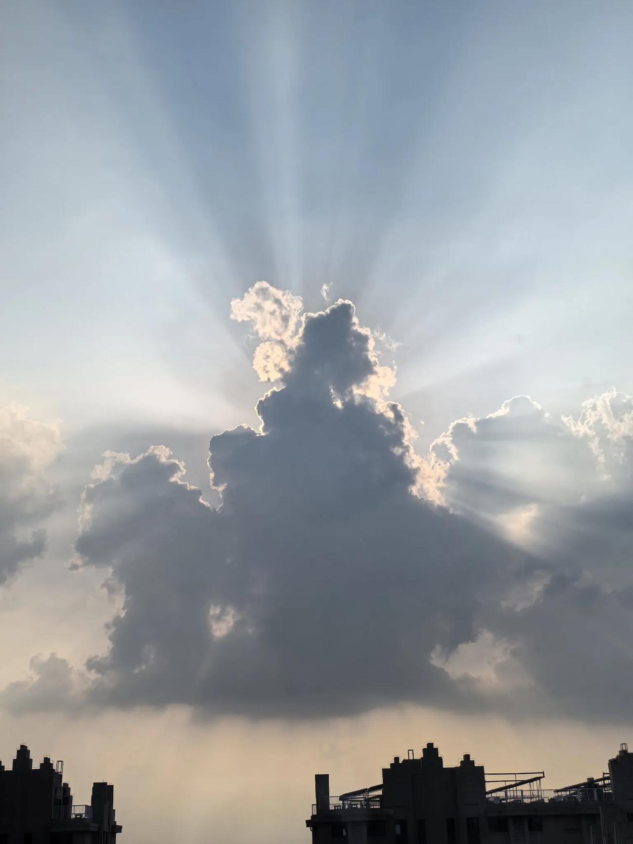 美国现在把自己撇得干干净净，甚至还做起了俄罗斯和乌克兰与欧洲之间的中间协调人。美