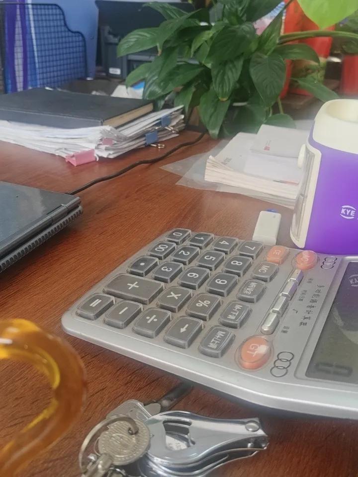 刚刚结过婚不久
老公回到部队去了

房子是婚后贷款买的，在还款中

家里人知道这