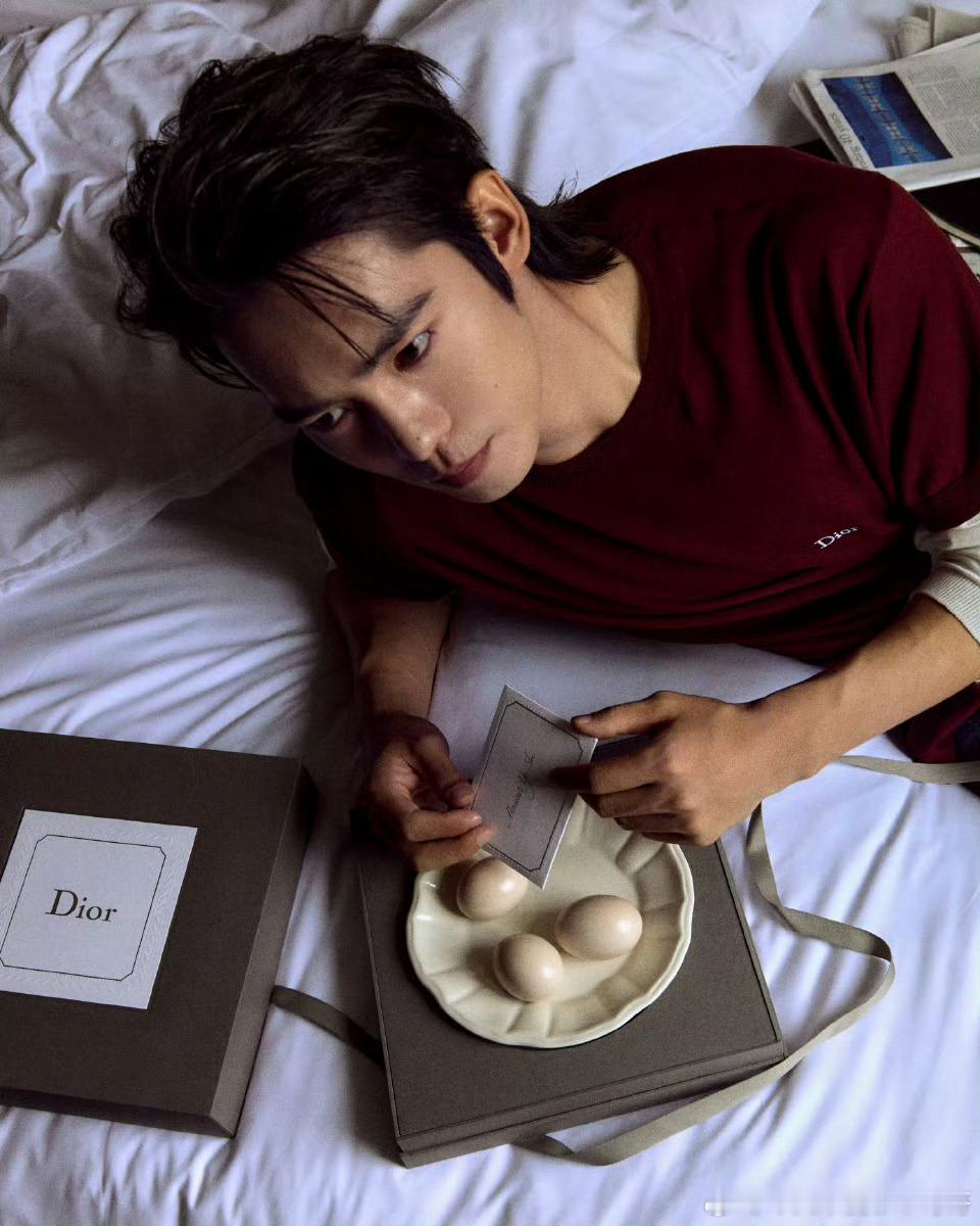 于适Dior 2026SS男装大秀看秀造型，身穿品牌未发布新款酒红Tee[好喜欢