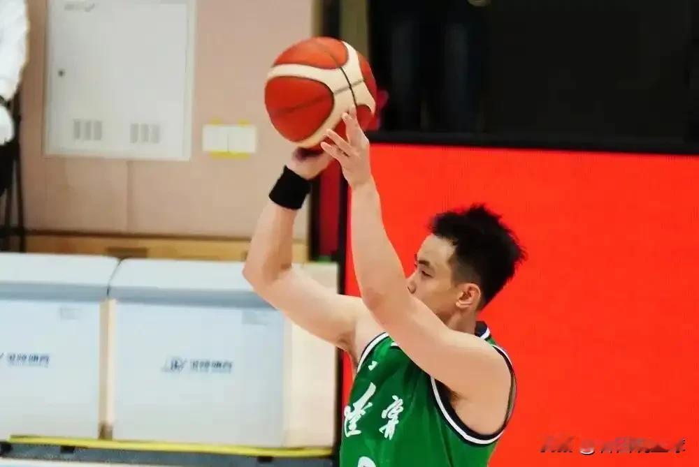 北京时间11月4日晚，2025全运会男篮小组赛正式开战，在一场东北德比战中，辽宁