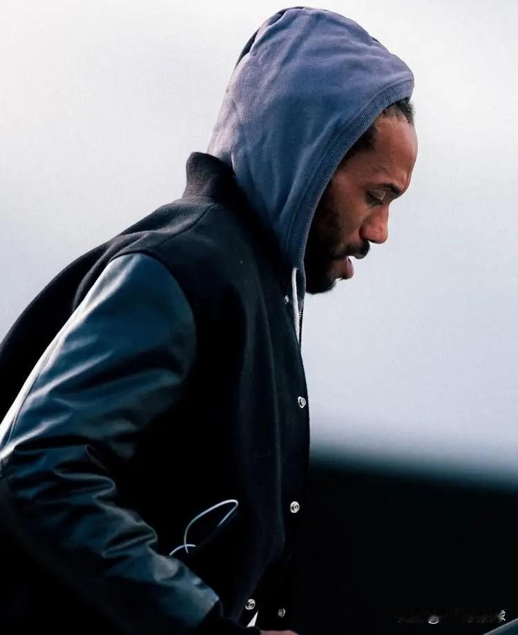 下面是一条关于快船巨星伦纳德伤势的新消息！在今天快船主场迎战黄蜂的赛前采访中，快