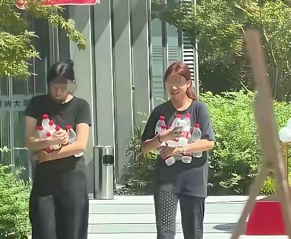年纪轻轻的俩女孩，丢人吧？！
爱心冰箱，不是你家的冰箱。里面装的冰水，是给环卫工
