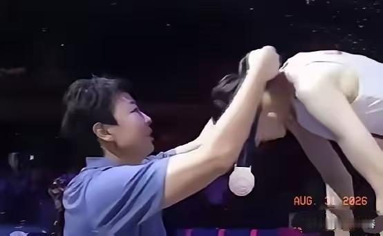 颁奖台上的“错位”，是遗憾更是中国排球的气度！

女排亚锦赛最戏剧的一幕出现了，
