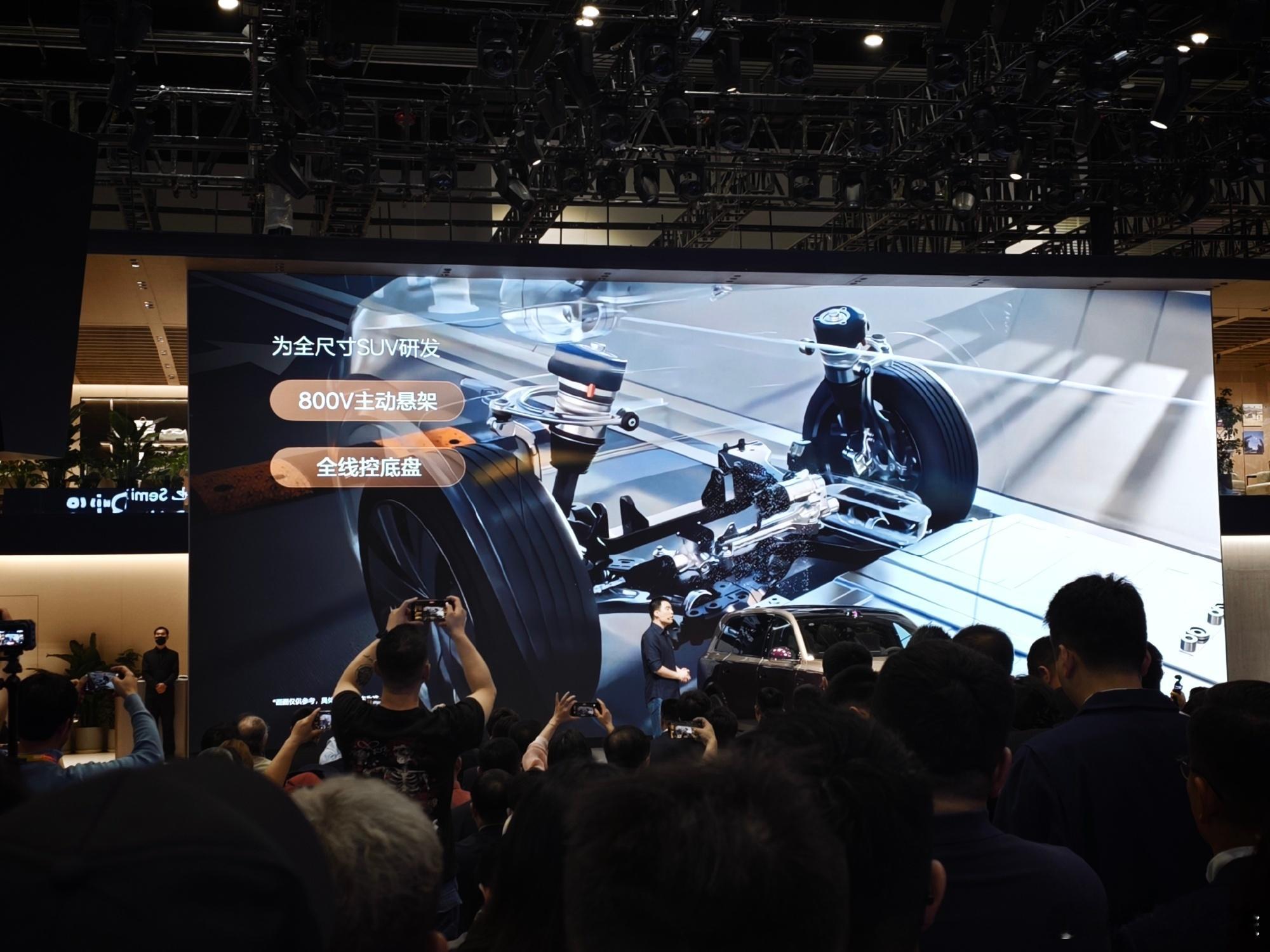 理想l9livis车展首秀 这次展台是最近几年热度最高的一次，从展台到过道都满了