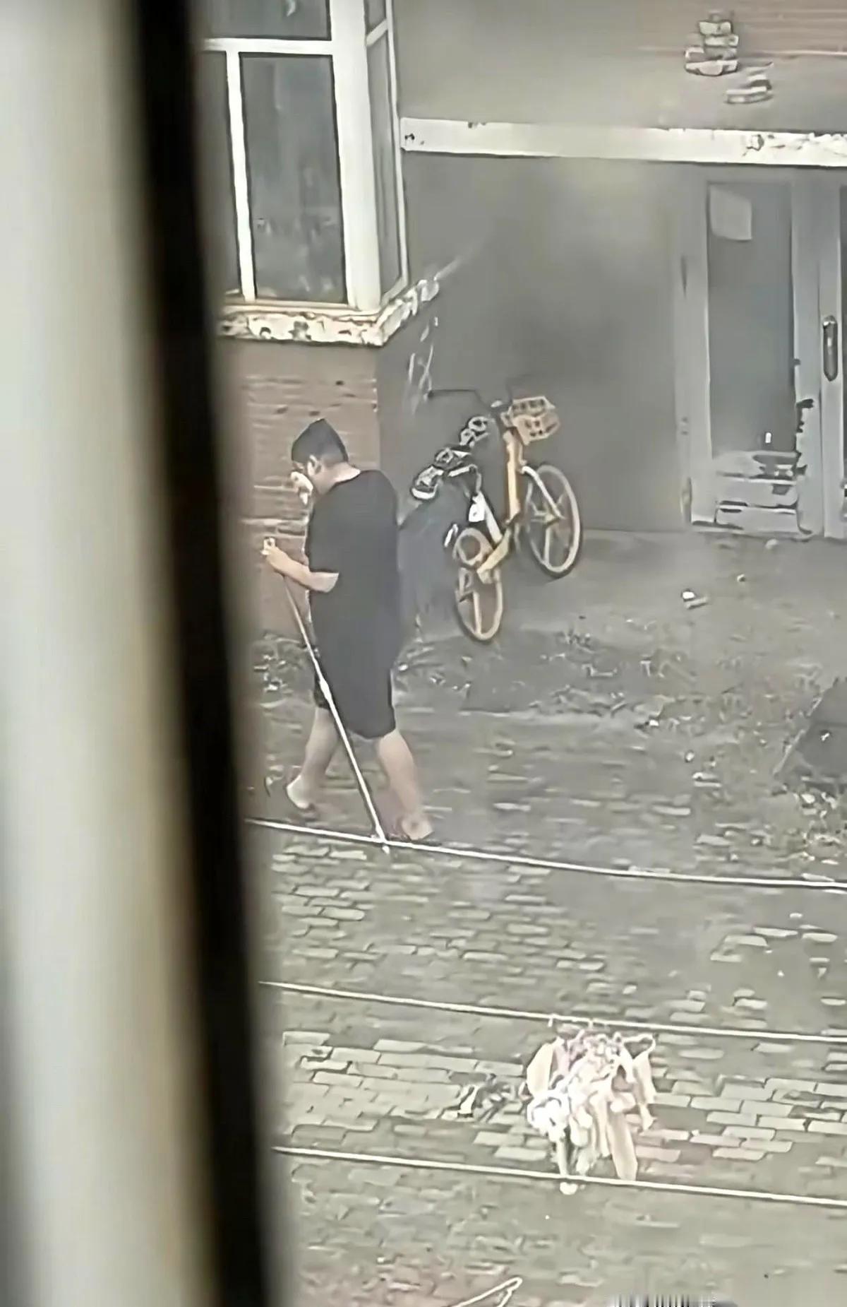 新乡学院这幕，太膈应人
 
大白天宿舍楼下，男生攥着晾衣杆，眼睛死盯着女生宿舍阳