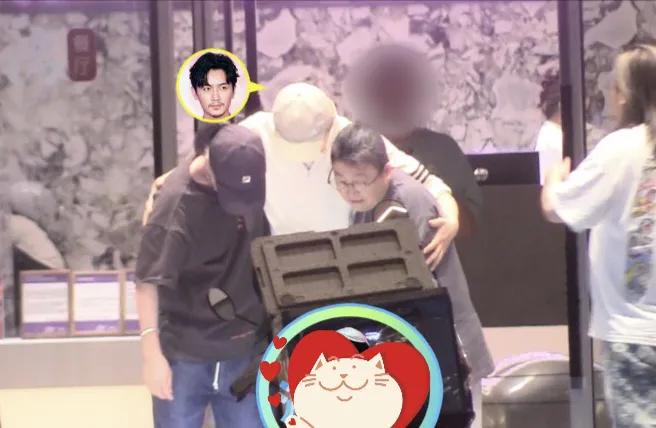 陈晓喝醉酒被记者拍到，两位工作人员架着他的胳膊走出饭店，走路的时候脚步都不稳了。