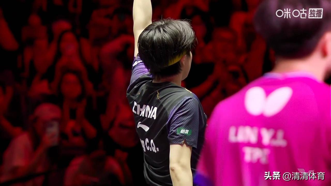 王楚钦35分钟速胜夺冠！4-0横扫，看似轻松实则步步惊心
 
WTT新加坡大满贯