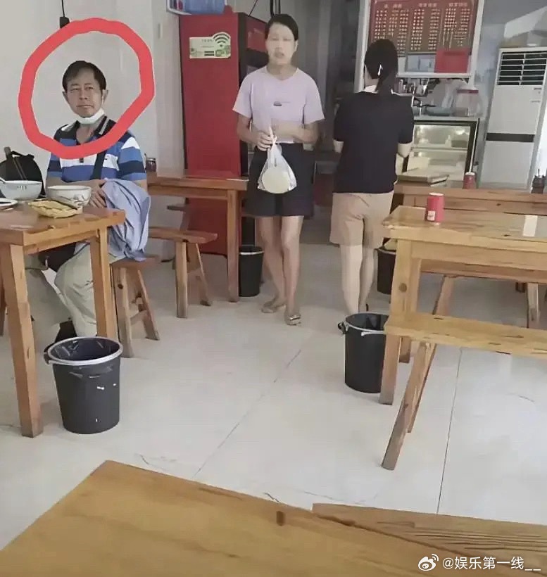 网友在路边小店偶遇一位大师 