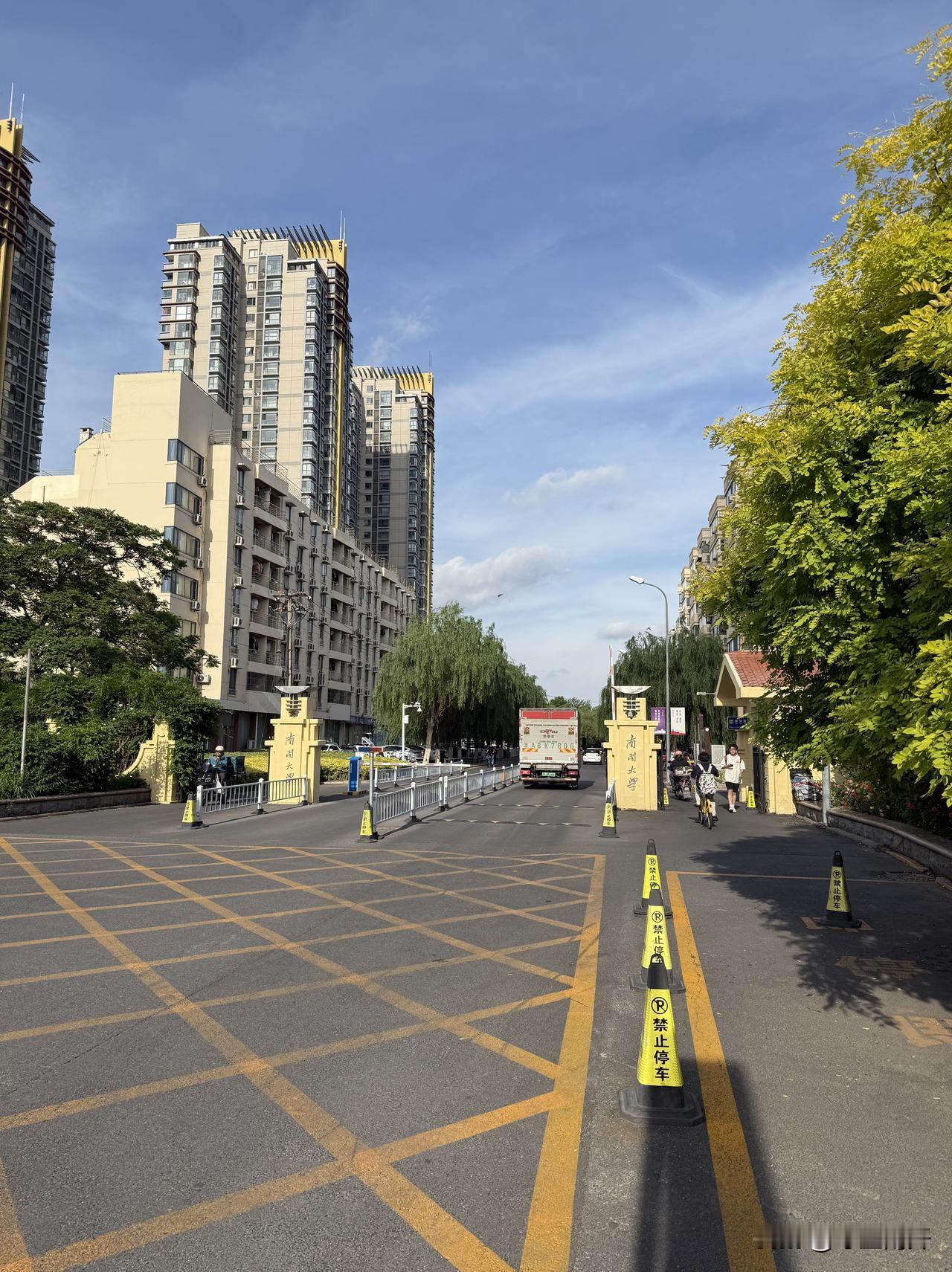 现场直拍:南开大学八里台校区西门，一踏入便被百年老校的厚重底蕴包围。林荫道上，青
